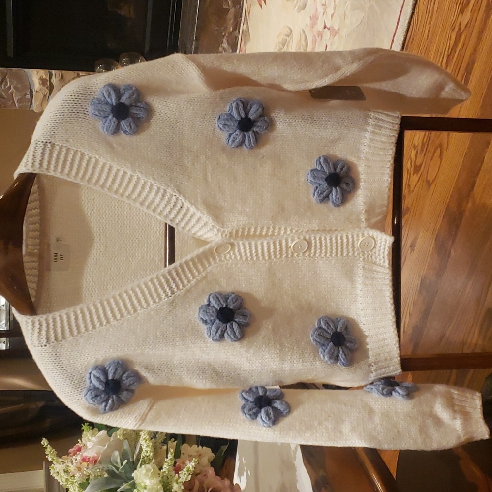 Nwt Luna Ivy sweater with buttons and flowers